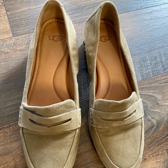 UGG brand suede loafer style shoe - Picture 2 of 4